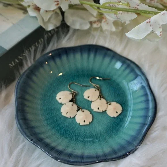 Coldwater Creek Gold Sand dollar earrings - Picture 2 of 5